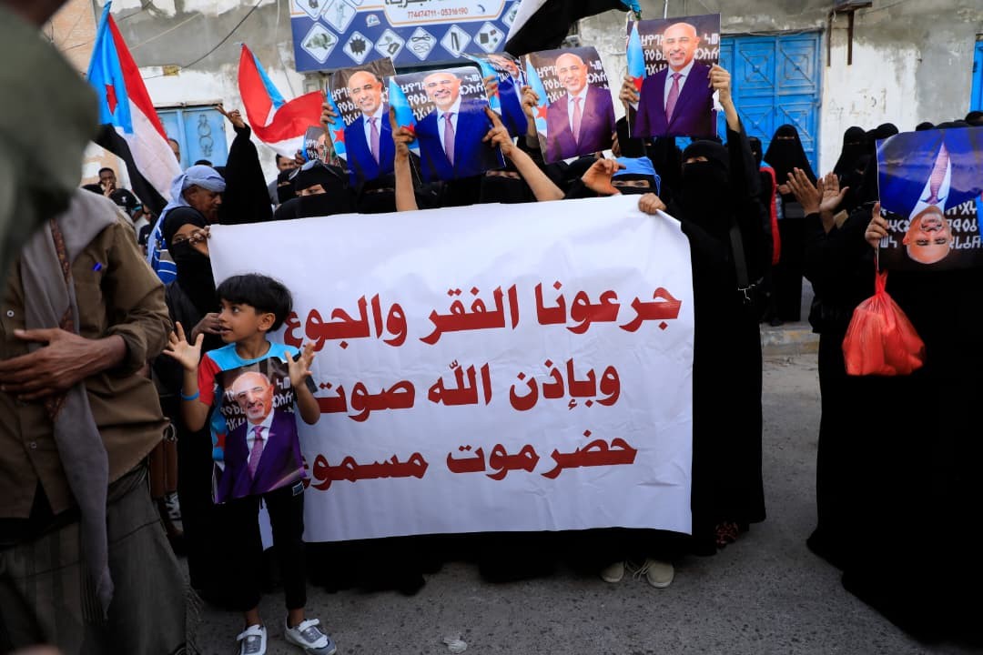 رغم القمع الأمني والانتشار العسكري .. المكلا تشهد تظاهرة جماهيرية حاشدة للتصعيد ضد الوصاية والاحتلال 3 رغم القمع الأمني والانتشار العسكري .. المكلا تشهد تظاهرة جماهيرية حاشدة للتصعيد ضد الوصاية والاحتلال