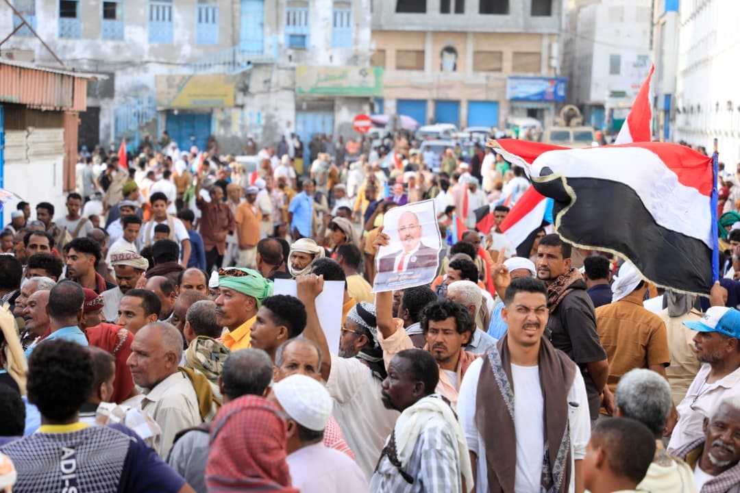 رغم القمع الأمني والانتشار العسكري .. المكلا تشهد تظاهرة جماهيرية حاشدة للتصعيد ضد الوصاية والاحتلال 5 رغم القمع الأمني والانتشار العسكري .. المكلا تشهد تظاهرة جماهيرية حاشدة للتصعيد ضد الوصاية والاحتلال