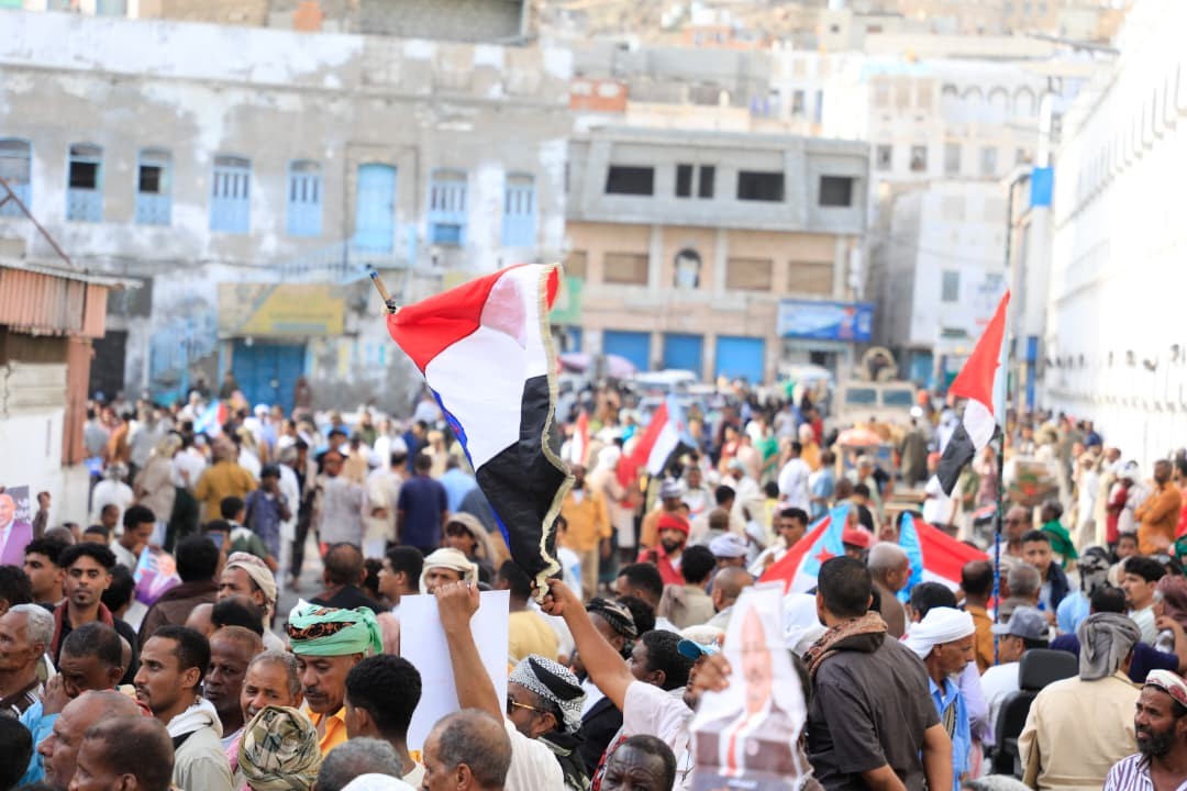 رغم القمع الأمني والانتشار العسكري .. المكلا تشهد تظاهرة جماهيرية حاشدة للتصعيد ضد الوصاية والاحتلال 6 رغم القمع الأمني والانتشار العسكري .. المكلا تشهد تظاهرة جماهيرية حاشدة للتصعيد ضد الوصاية والاحتلال