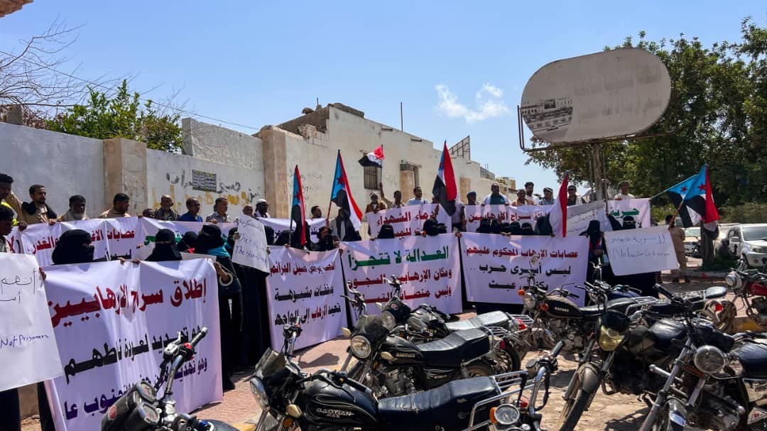 وقفة احتجاجية غاضبة في المكلا ترفض إدراج مدانين بالإرهاب ضمن صفقة تبادل الأسرى 2 وقفة احتجاجية غاضبة في المكلا ترفض إدراج مدانين بالإرهاب ضمن صفقة تبادل الأسرى