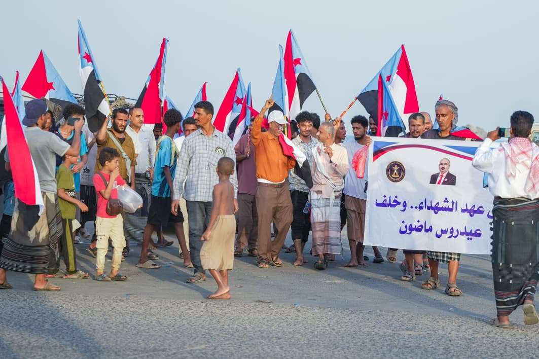 وقفات احتجاجية في العاصمة عدن رفضًا لإدراج مدانين بالإرهاب ضمن صفقة تبادل الأسرى وتأكيد على التمسك بالثوابت الوطنية
