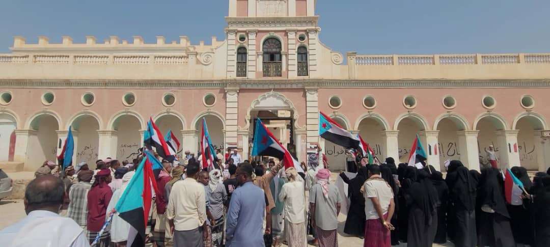 وقفة احتجاجية في تريم ترفض الإفراج عن مدانين بقضايا إرهاب وتطالب بتحسين الخدمات