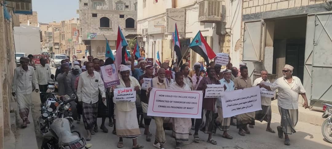 وقفة احتجاجية في تريم ترفض الإفراج عن مدانين بقضايا إرهاب وتطالب بتحسين الخدمات