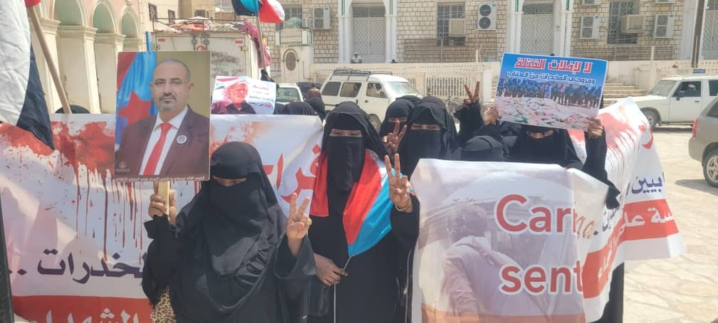 وقفة احتجاجية في تريم ترفض الإفراج عن مدانين بقضايا إرهاب وتطالب بتحسين الخدمات