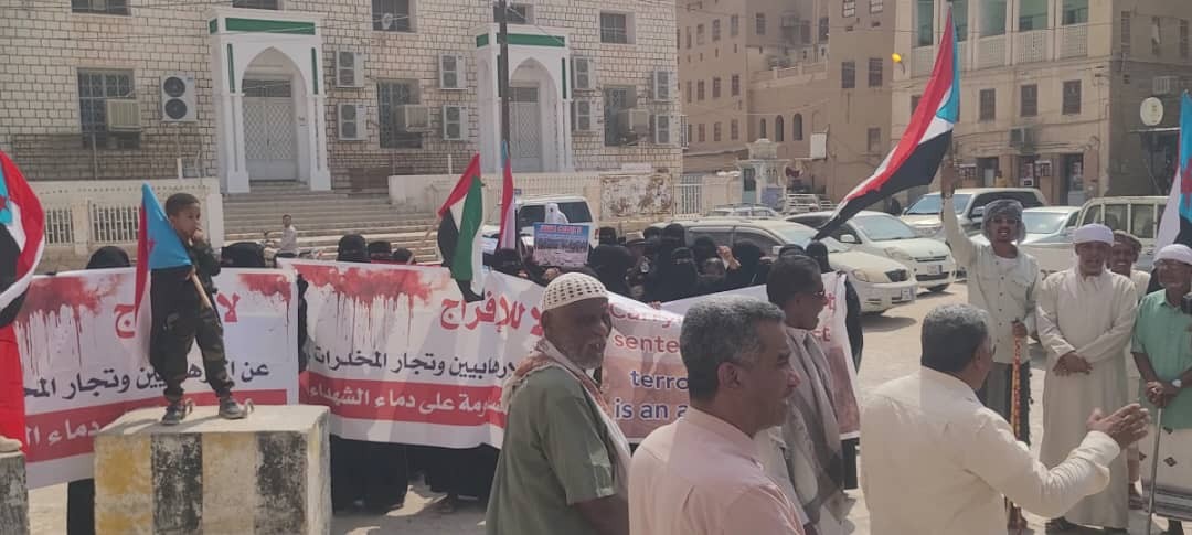 وقفة احتجاجية في تريم ترفض الإفراج عن مدانين بقضايا إرهاب وتطالب بتحسين الخدمات
