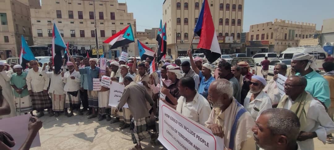 وقفة احتجاجية في تريم ترفض الإفراج عن مدانين بقضايا إرهاب وتطالب بتحسين الخدمات