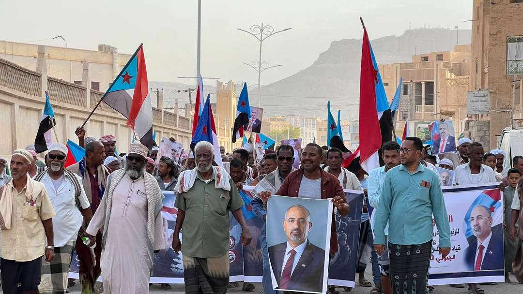 انتقالي تريم ينظم مسيرة جماهيرية حاشدة تجدد التفويض للرئيس الزُبيدي وترفض الوصاية الخارجية