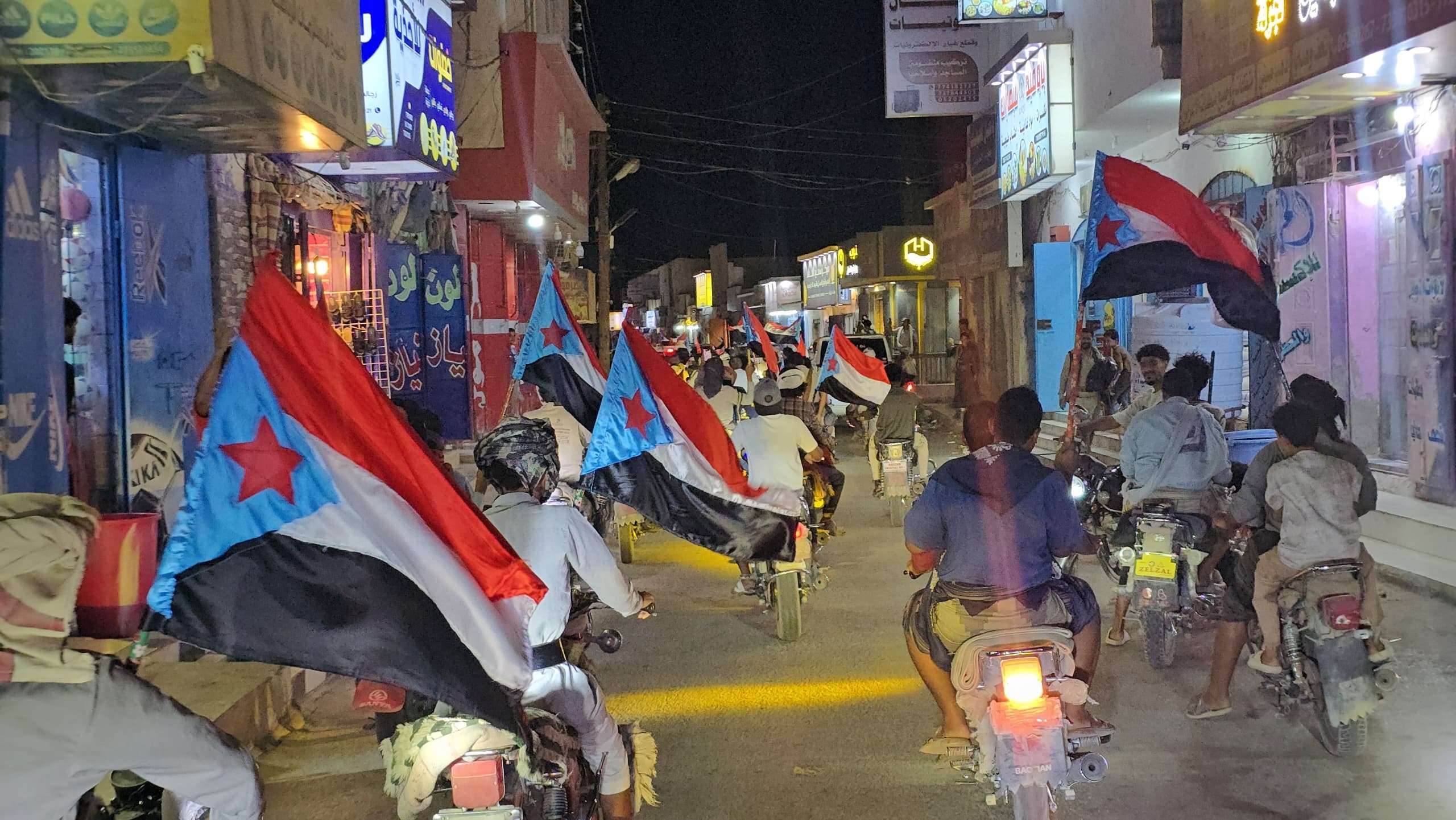 انتقالي عتق ينظم مسيرة بالدراجات النارية لرفض الوصاية والاحتلال