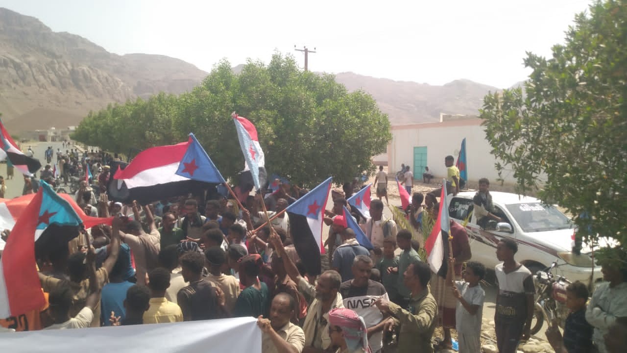 مسيرة شعبية حاشدة في مديرية حجر تجدد التفويض لقيادة المجلس الانتقالي وتؤكد رفض الوصاية 2 مسيرة شعبية حاشدة في مديرية حجر تجدد التفويض لقيادة المجلس الانتقالي وتؤكد رفض الوصاية