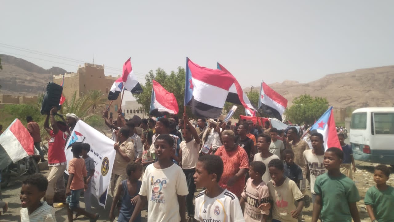 مسيرة شعبية حاشدة في مديرية حجر تجدد التفويض لقيادة المجلس الانتقالي وتؤكد رفض الوصاية 3 مسيرة شعبية حاشدة في مديرية حجر تجدد التفويض لقيادة المجلس الانتقالي وتؤكد رفض الوصاية