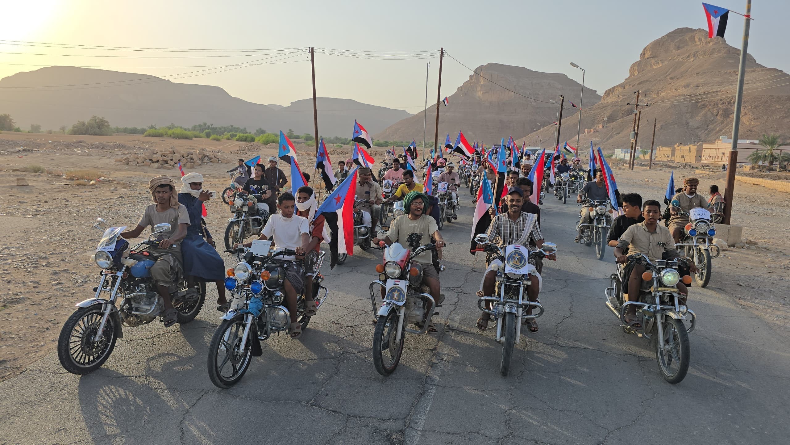 مسيرة جماهيرية حاشدة في السوم تجدد التفويض للرئيس الزُبيدي وترفض الوصاية الخارجية 3 مسيرة جماهيرية حاشدة في السوم تجدد التفويض للرئيس الزُبيدي وترفض الوصاية الخارجية