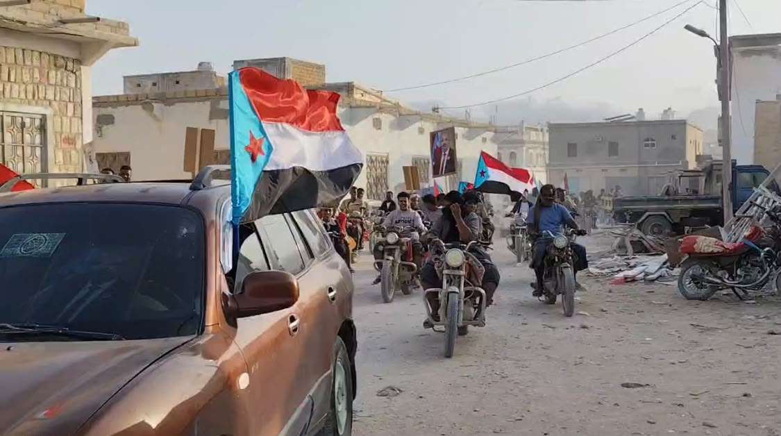 انتقالي قشن ينظم مسيرة جماهيرية حاشدة بالمركبات والدراجات ضمن برنامج التصعيد الشعبي