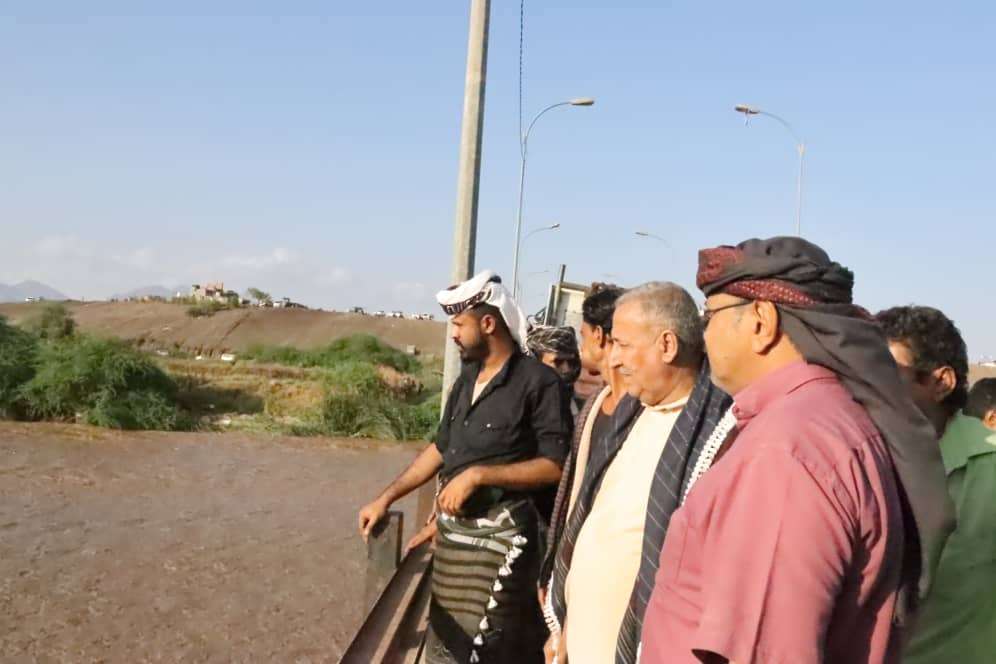فريق التوجيه والرقابة الرئاسي يتفقد الأضرار التي لحقت بجسر العرائس جراء السيول في لحج