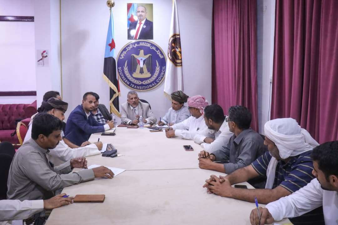 فريق التوجيه والرقابة الرئاسي يعقد لقاءً بالهيئة التنفيذية لانتقالي المهرة
