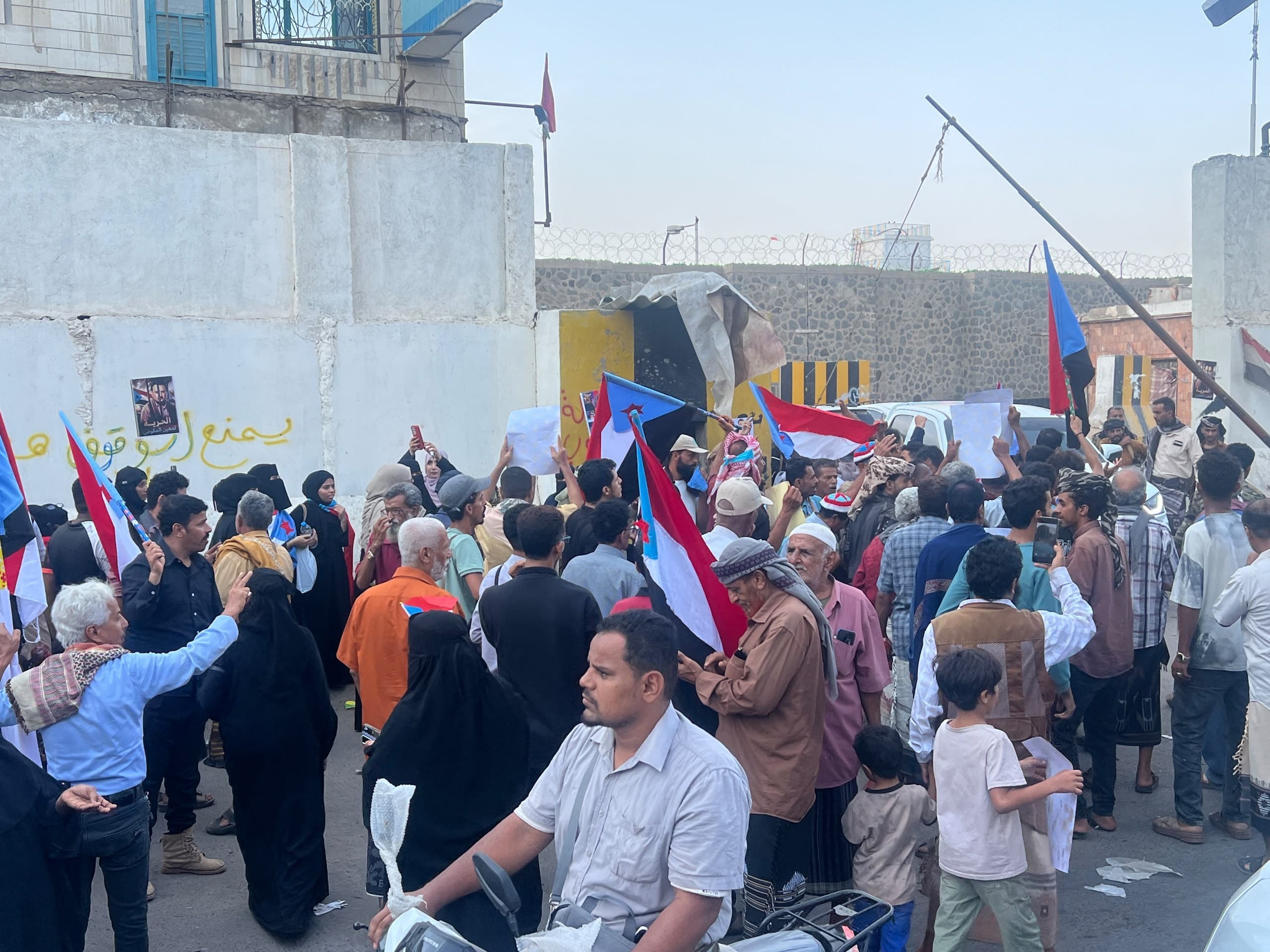 انتقالي العاصمة عدن ينظم وقفة تضامنية للمطالبة بالإفراج عن معين المقرحي 5 انتقالي العاصمة عدن ينظم وقفة تضامنية للمطالبة بالإفراج عن معين المقرحي