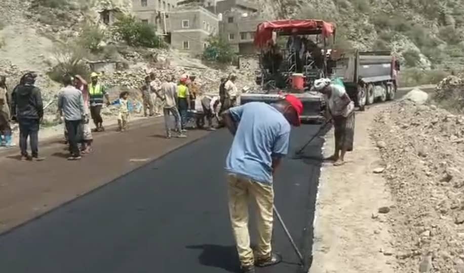 انتقالي يهر ومديرو عموم مديريات يافع يدشنون سفلتة المرحلة الأولى من طريق بئر العروس عقور المفلحي