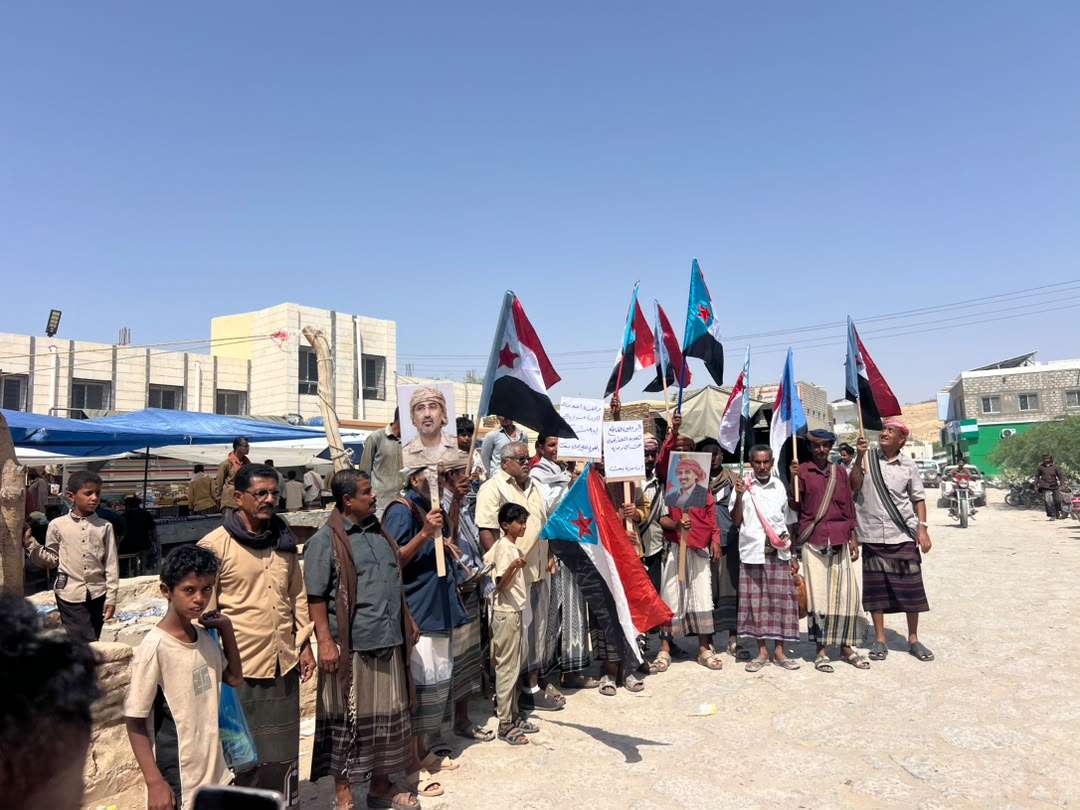 انتقالي يبعث ينظم وقفة احتجاجية أمام المجمع الحكومي بالمديرية