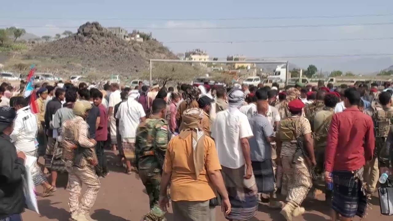 الحالمي يتقدم موكبًا مهيبًا لتشييع الشهيد عبدالرحيم مثنى صالح في ردفان 2 الحالمي يتقدم موكبًا مهيبًا لتشييع الشهيد عبدالرحيم مثنى صالح في ردفان