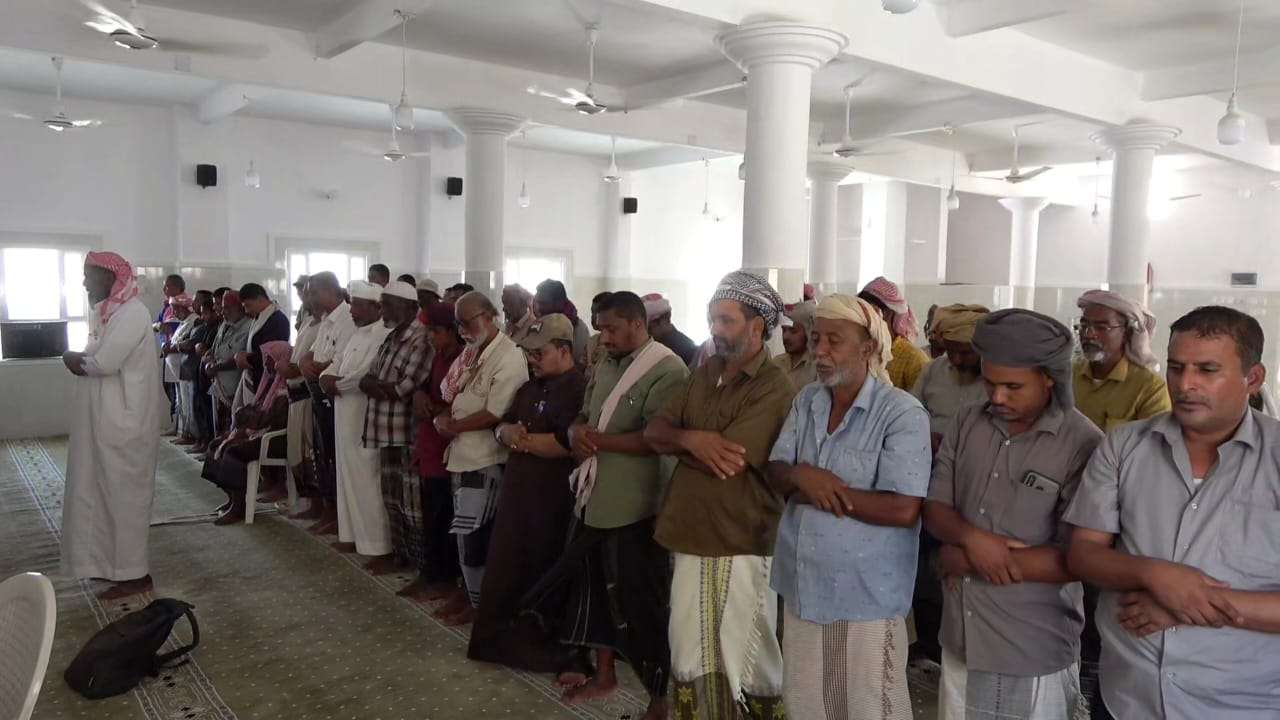 يتقدمهم أعضاء الهيئة المساعدة.. أبناء وادي حضرموت يؤدون صلاة الغائب على روح الشهيد عبدالرحيم الردفاني