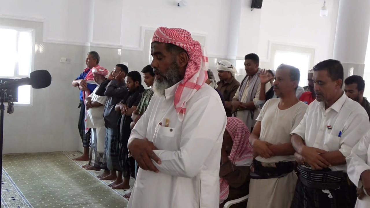 يتقدمهم أعضاء الهيئة المساعدة.. أبناء وادي حضرموت يؤدون صلاة الغائب على روح الشهيد عبدالرحيم الردفاني 1 يتقدمهم أعضاء الهيئة المساعدة.. أبناء وادي حضرموت يؤدون صلاة الغائب على روح الشهيد عبدالرحيم الردفاني