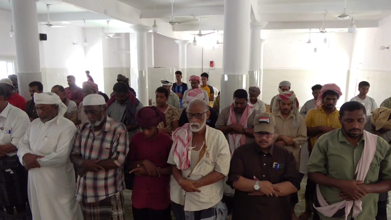 يتقدمهم أعضاء الهيئة المساعدة.. أبناء وادي حضرموت يؤدون صلاة الغائب على روح الشهيد عبدالرحيم الردفاني 3 يتقدمهم أعضاء الهيئة المساعدة.. أبناء وادي حضرموت يؤدون صلاة الغائب على روح الشهيد عبدالرحيم الردفاني