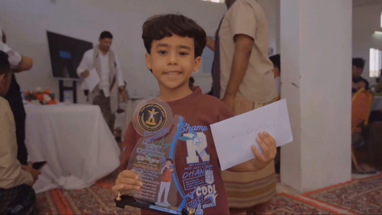 انتقالي وادي وصحراء حضرموت يكرم النجم الإعلامي الصاعد أمير بن طاهر