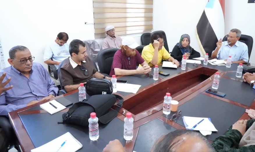 الهيئة الاقتصادية والخدمية تناقش أوضاع القطاع النفطي والمخزون الغذائي وأزمة الغاز في محافظات الجنوب