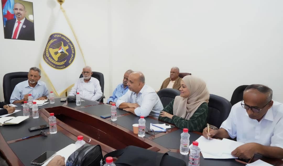 الهيئة الاقتصادية والخدمية تناقش أوضاع القطاع النفطي والمخزون الغذائي وأزمة الغاز في محافظات الجنوب