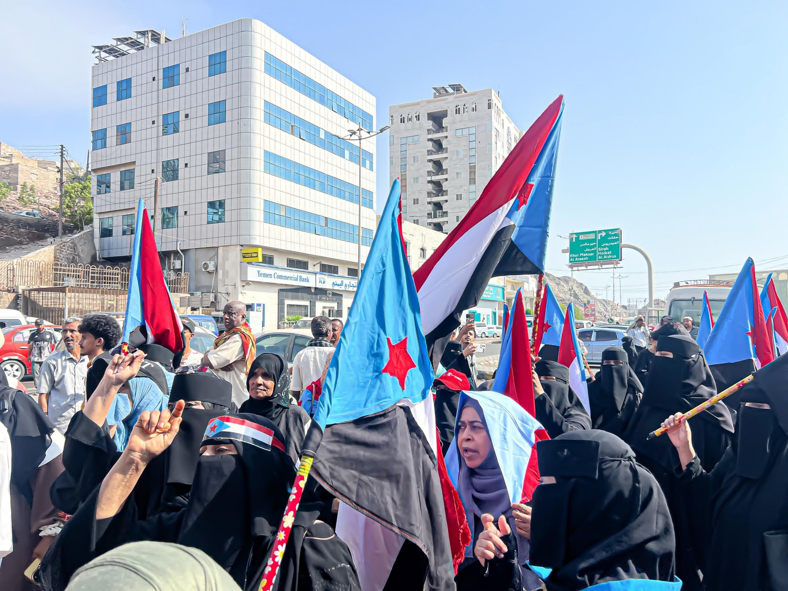 وقفة احتجاجية أمام المؤسسة العامة للمياه تندد بتدهور الخدمة وتطالب بحلول عاجلة 1 وقفة احتجاجية أمام المؤسسة العامة للمياه تندد بتدهور الخدمة وتطالب بحلول عاجلة