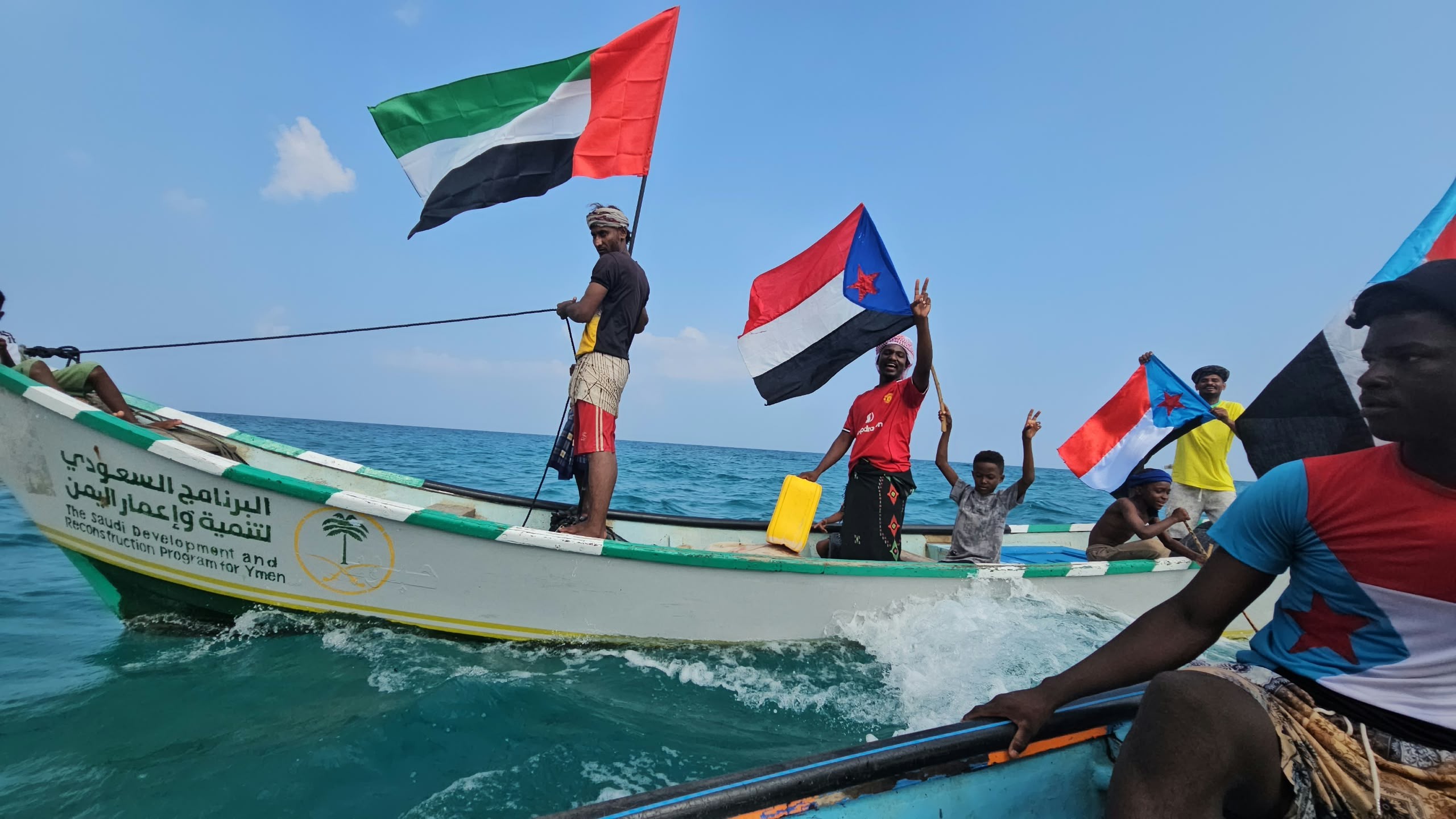 سقطرى تُحيي الذكرى الـ63 لثورة 14 أكتوبر بعرض بحري في ساحل حديبو 1 سقطرى تُحيي الذكرى الـ63 لثورة 14 أكتوبر بعرض بحري في ساحل حديبو