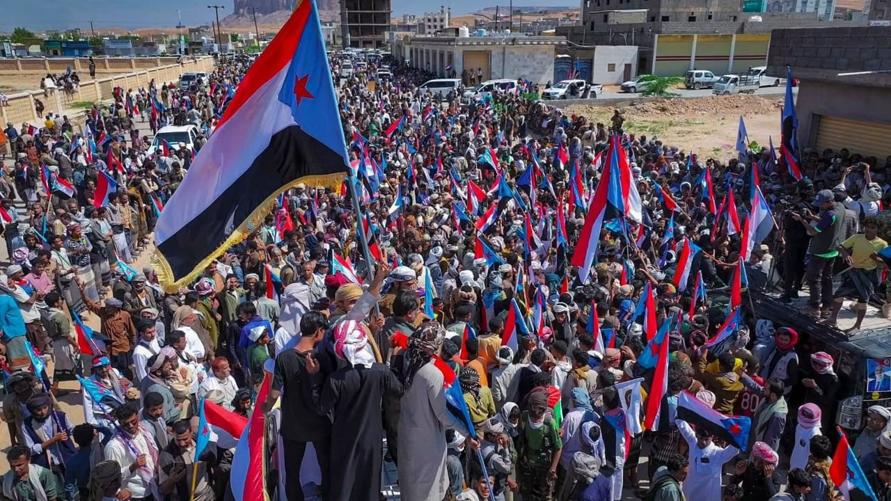 تلبية لدعوة الرئيس الزُبيدي.. أبناء شبوة يحتشدون في مليونية التعبئة الشعبية العامة احتفاءً بذكرى ثورة 14 أكتوبر 3 تلبية لدعوة الرئيس الزُبيدي.. أبناء شبوة يحتشدون في مليونية التعبئة الشعبية العامة احتفاءً بذكرى ثورة 14 أكتوبر