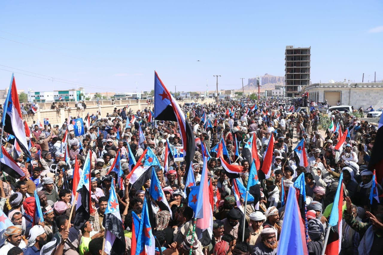 تلبية لدعوة الرئيس الزُبيدي.. أبناء شبوة يحتشدون في مليونية التعبئة الشعبية العامة احتفاءً بذكرى ثورة 14 أكتوبر 5 تلبية لدعوة الرئيس الزُبيدي.. أبناء شبوة يحتشدون في مليونية التعبئة الشعبية العامة احتفاءً بذكرى ثورة 14 أكتوبر