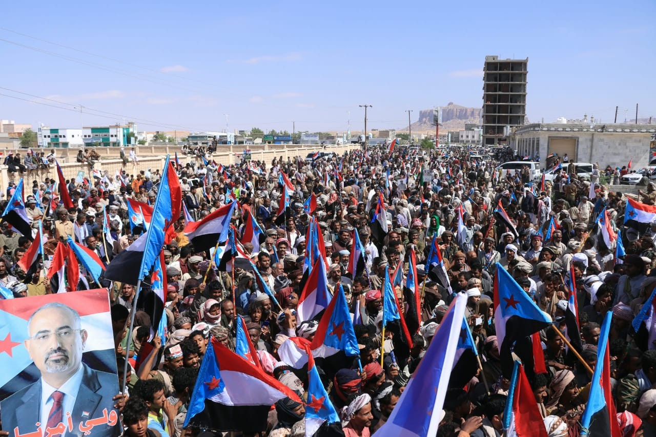 تلبية لدعوة الرئيس الزُبيدي.. أبناء شبوة يحتشدون في مليونية التعبئة الشعبية العامة احتفاءً بذكرى ثورة 14 أكتوبر 6 تلبية لدعوة الرئيس الزُبيدي.. أبناء شبوة يحتشدون في مليونية التعبئة الشعبية العامة احتفاءً بذكرى ثورة 14 أكتوبر