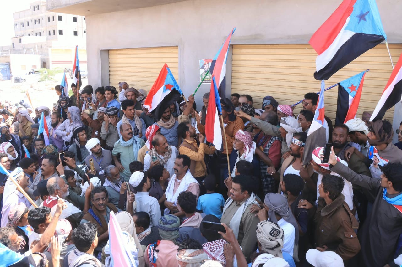 تلبية لدعوة الرئيس الزُبيدي.. أبناء شبوة يحتشدون في مليونية التعبئة الشعبية العامة احتفاءً بذكرى ثورة 14 أكتوبر 7 تلبية لدعوة الرئيس الزُبيدي.. أبناء شبوة يحتشدون في مليونية التعبئة الشعبية العامة احتفاءً بذكرى ثورة 14 أكتوبر