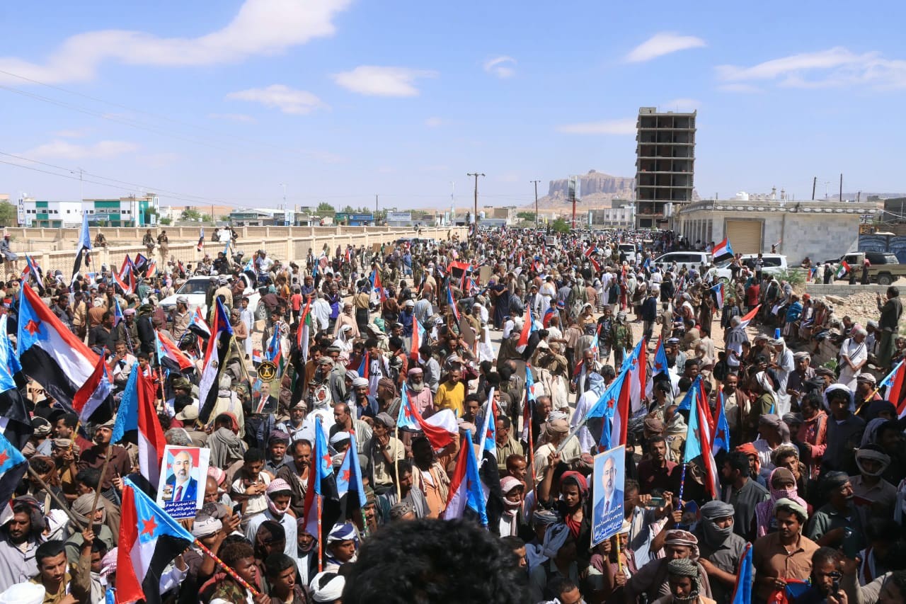 تلبية لدعوة الرئيس الزُبيدي.. أبناء شبوة يحتشدون في مليونية التعبئة الشعبية العامة احتفاءً بذكرى ثورة 14 أكتوبر 9 تلبية لدعوة الرئيس الزُبيدي.. أبناء شبوة يحتشدون في مليونية التعبئة الشعبية العامة احتفاءً بذكرى ثورة 14 أكتوبر