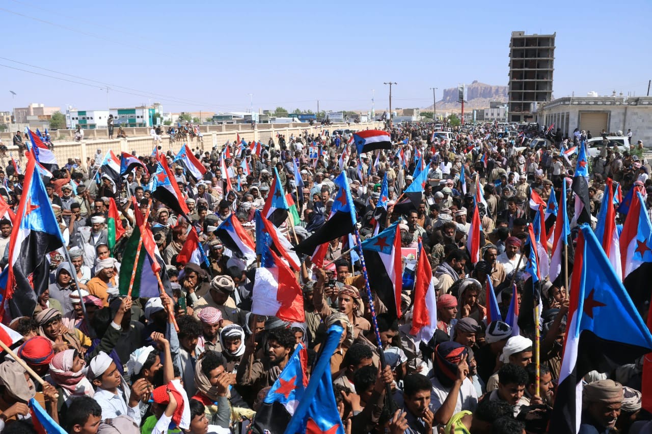 تلبية لدعوة الرئيس الزُبيدي.. أبناء شبوة يحتشدون في مليونية التعبئة الشعبية العامة احتفاءً بذكرى ثورة 14 أكتوبر 12 تلبية لدعوة الرئيس الزُبيدي.. أبناء شبوة يحتشدون في مليونية التعبئة الشعبية العامة احتفاءً بذكرى ثورة 14 أكتوبر