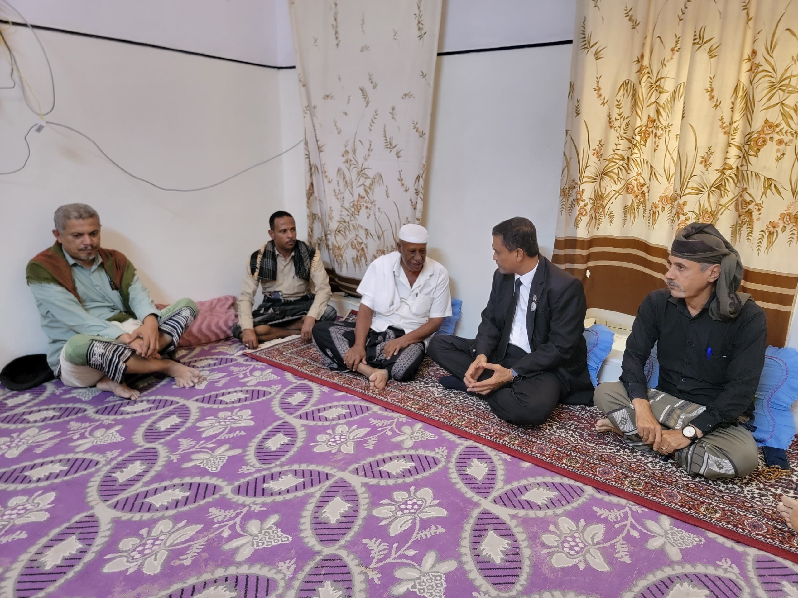 التميمي يزور المناضلين سالم دومان وعوض قوايا ويكرمهما بدرع الثبات والصمود