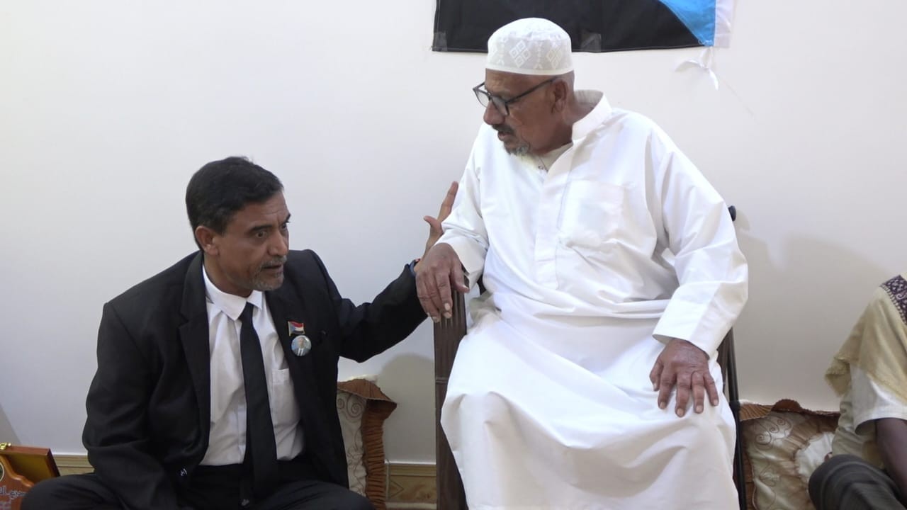 التميمي يزور المناضلين سالم دومان وعوض قوايا ويكرمهما بدرع الثبات والصمود