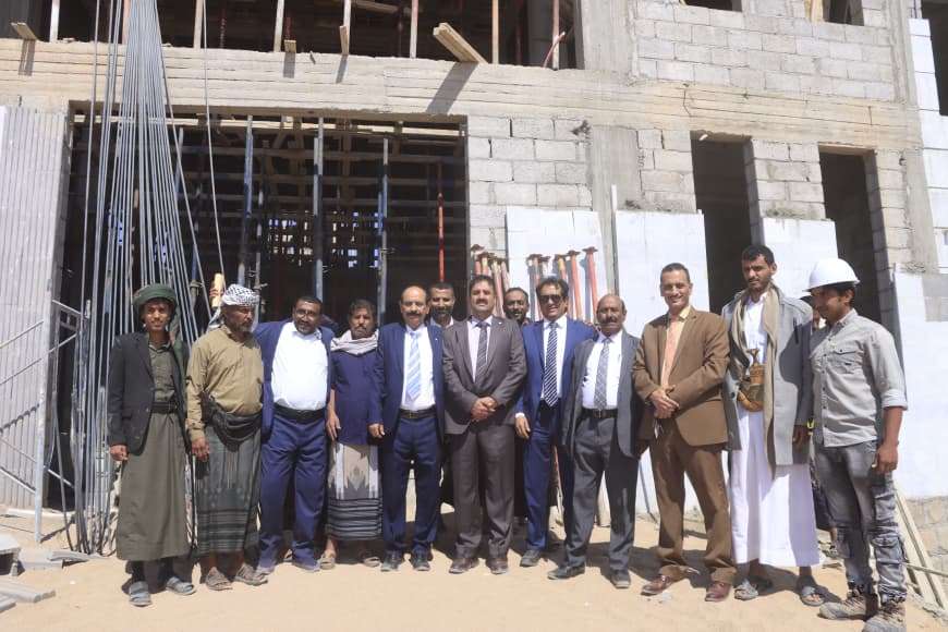 الجبواني وبن لسود يتفقدان سير الأعمال الإنشائية في كلية الطب بجامعة شبوة