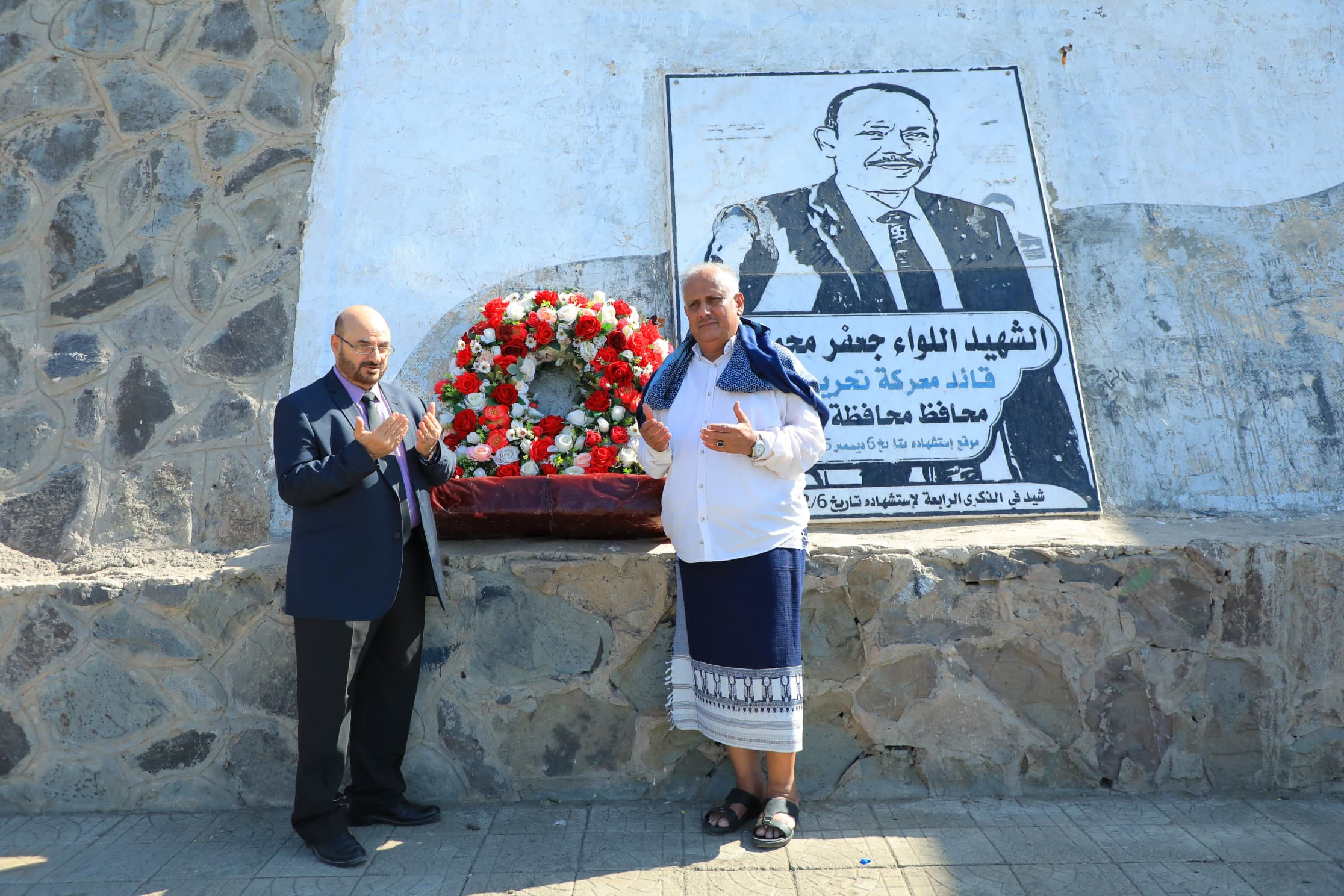 النقيب يضع إكليلا من الزهور في موقع استشهاد اللواء جعفر محمد سعد في ذكرى استشهاده التاسعة