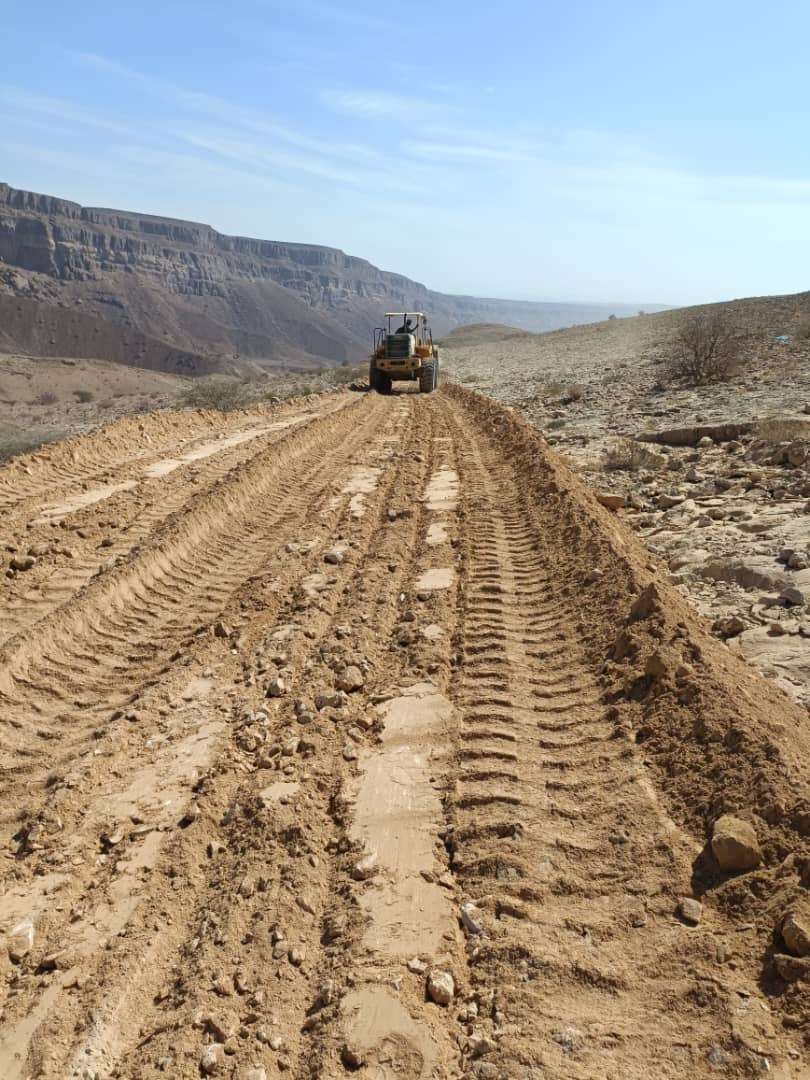 انتقالي يبعث يقوم بعملية صيانة للطريق الرابط بمديرية حجر