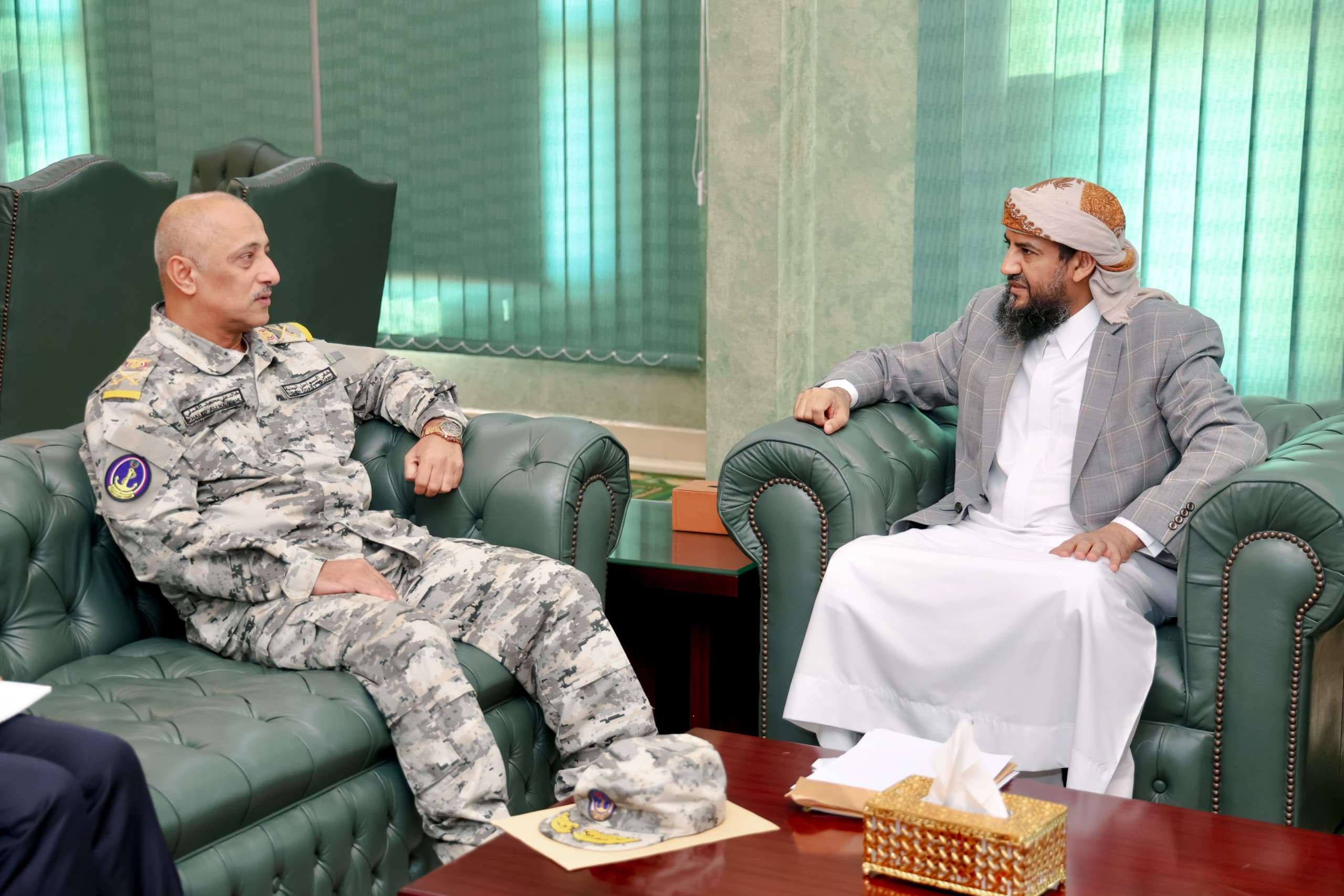 المحرّمي يبحث تعزيز قدرات خفر السواحل لمواجهة تهريب السلاح والتهديدات البحرية