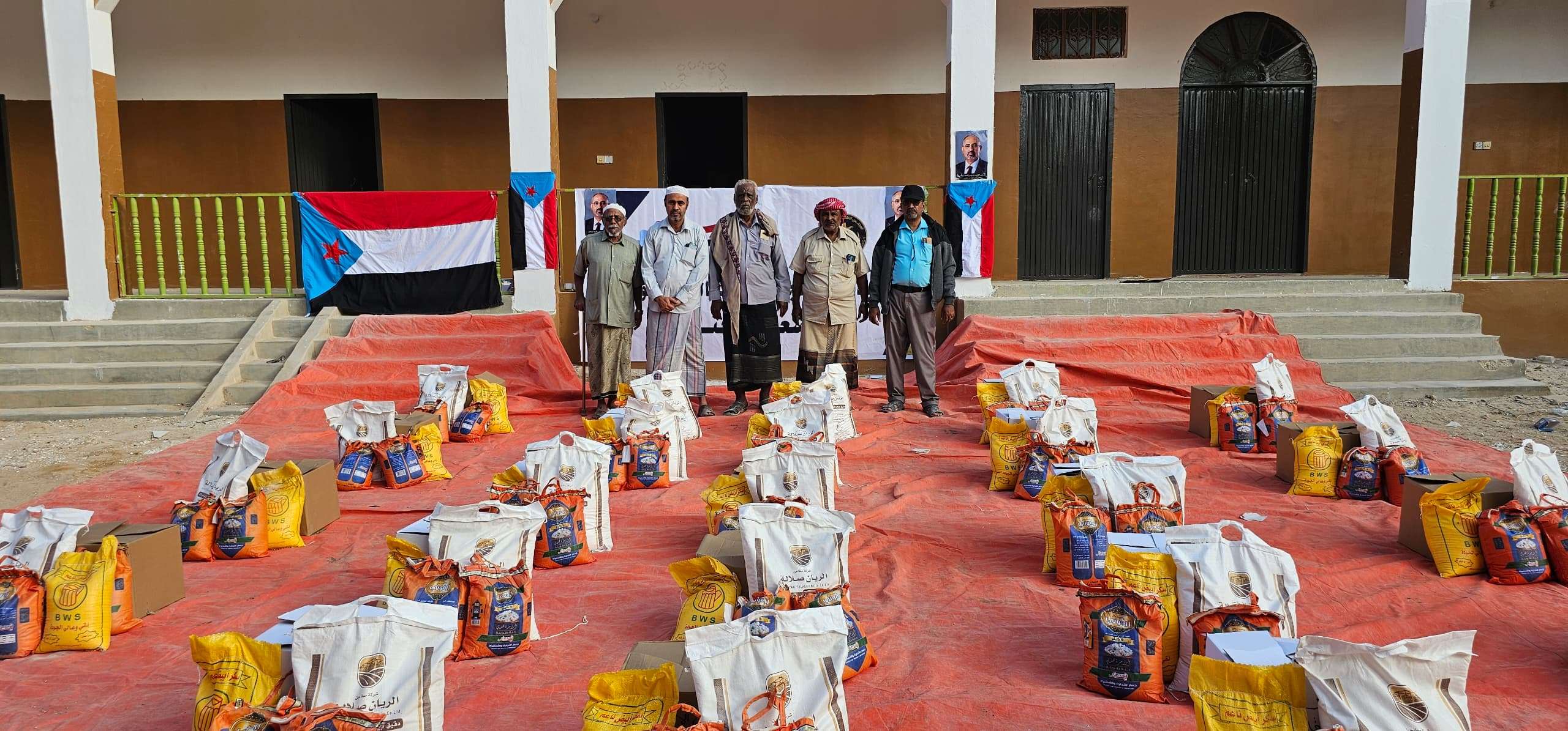 مقدمة من الرئيس الزُبيدي.. انتقالي تريم يدشّن توزيع السلال الغذائية للأسر الأشد احتياجًا مقدمة من الرئيس الزُبيدي.. انتقالي تريم يدشّن توزيع السلال الغذائية للأسر الأشد احتياجًا