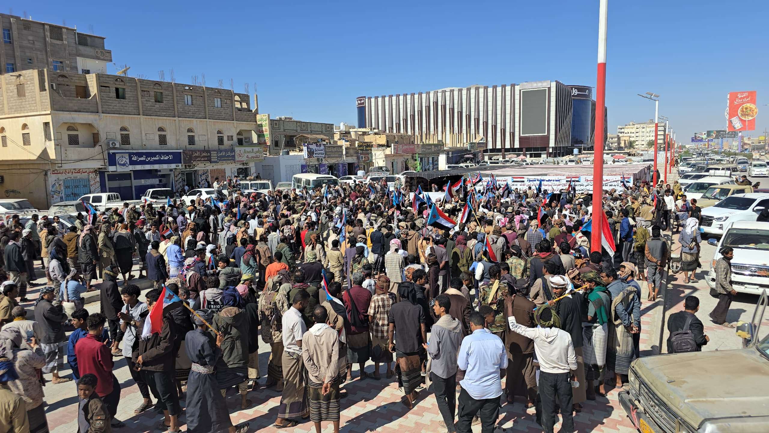 مخيم الاعتصام المفتوح بمدينة عتق يستقبل وفدًا جماهيريًا من أبناء مديرية جردان مخيم الاعتصام المفتوح بمدينة عتق يستقبل وفدًا جماهيريًا من أبناء مديرية جردان