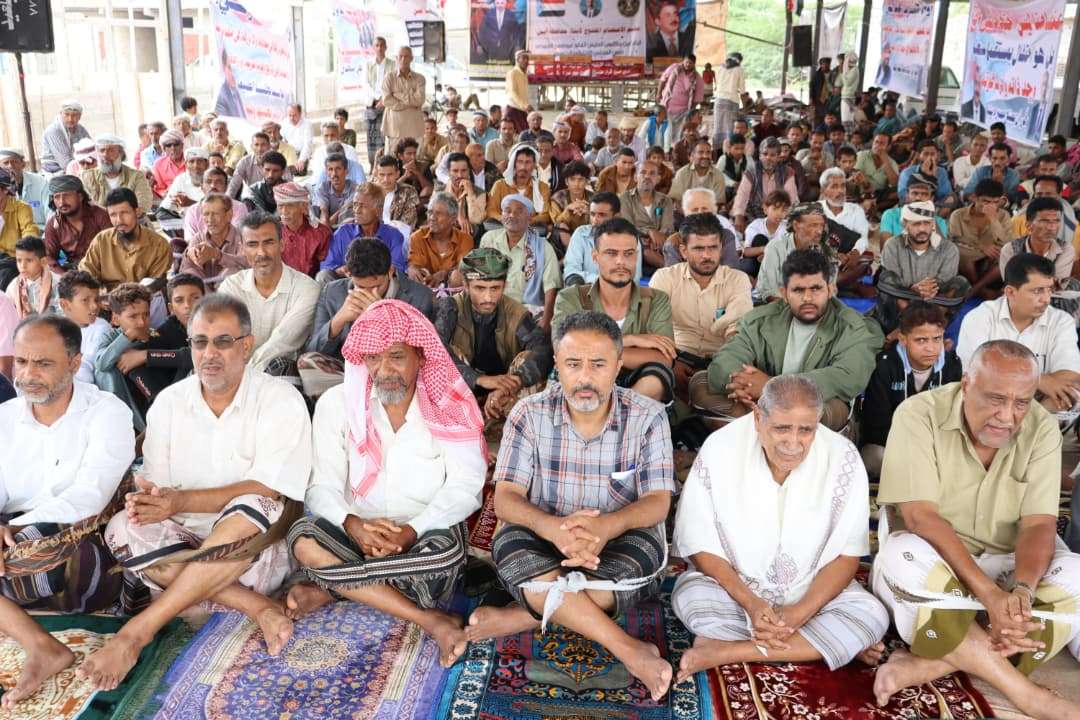 بحضور قيادة انتقالي المحافظة .. أبناء أبين يؤدّون صلاة جمعة “الوفاء للمشروع العربي” في ساحة الاعتصام بحضور قيادة انتقالي المحافظة .. أبناء أبين يؤدّون صلاة جمعة “الوفاء للمشروع العربي” في ساحة الاعتصام