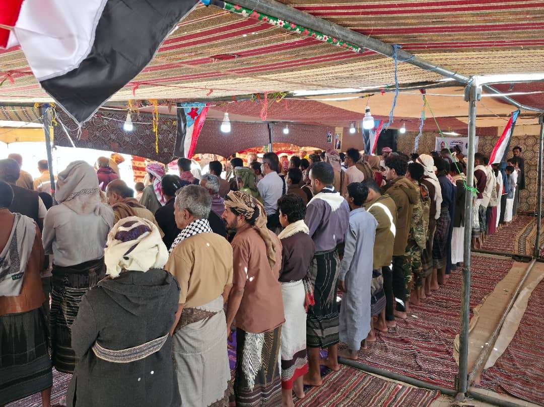 بحضور قيادة انتقالي المحافظة .. أبناء شبوة يؤدون صلاة الجمعة تحت شعار “الوفاء للمشروع العربي” بساحة الاعتصام بحضور قيادة انتقالي المحافظة .. أبناء شبوة يؤدون صلاة الجمعة تحت شعار “الوفاء للمشروع العربي” بساحة الاعتصام