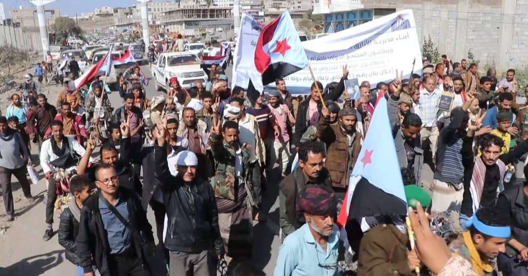 تلبية لدعوة انتقالي الضالع.. حشود من مديرية الأزارق تصل إلى ساحة الاعتصام