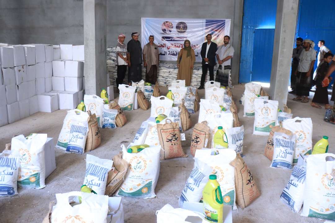 مقدمة من الرئيس الزُبيدي.. انتقالي المهرة يدشّن توزيع السلال الغذائية للأسر الأشد احتياجًا