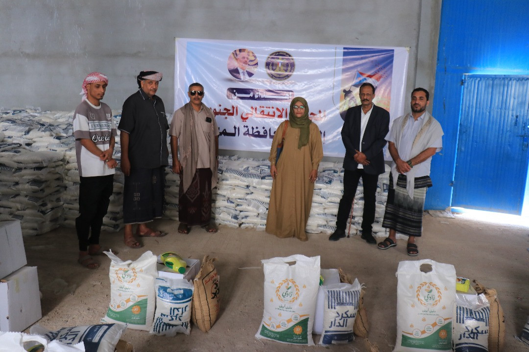 مقدمة من الرئيس الزُبيدي.. انتقالي المهرة يدشّن توزيع السلال الغذائية للأسر الأشد احتياجًا 1 مقدمة من الرئيس الزُبيدي.. انتقالي المهرة يدشّن توزيع السلال الغذائية للأسر الأشد احتياجًا