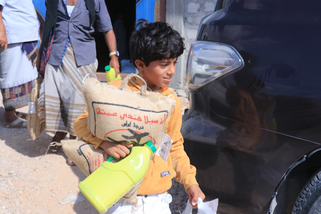 مقدمة من الرئيس الزُبيدي.. انتقالي المهرة يدشّن توزيع السلال الغذائية للأسر الأشد احتياجًا 2 مقدمة من الرئيس الزُبيدي.. انتقالي المهرة يدشّن توزيع السلال الغذائية للأسر الأشد احتياجًا